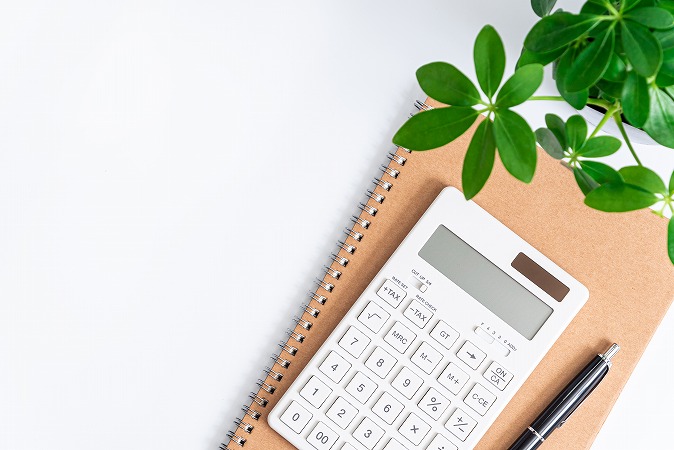 ノートと電卓とペンと植物