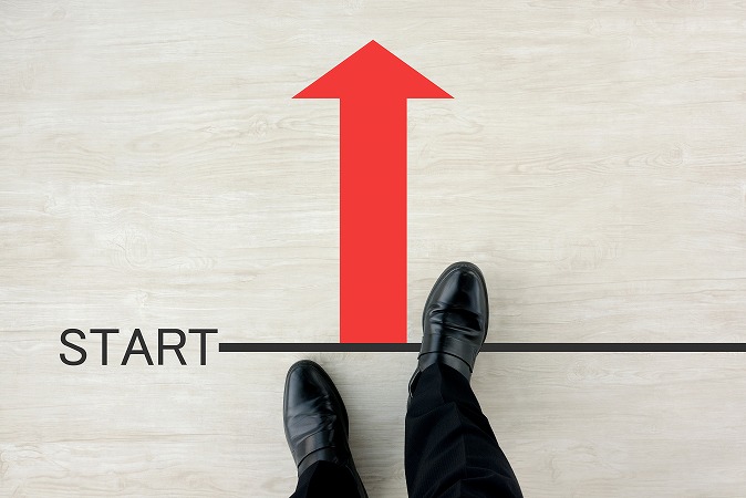 赤い矢印とstartの文字