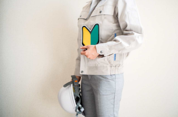 初心者マークを手に持つ人